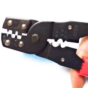 Crimpar Terminales con Herramienta Multifunción